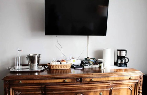 Edina House | 2-Bedroom Luxury Suite with Kitchen in Minneapolis Boutique Hotel