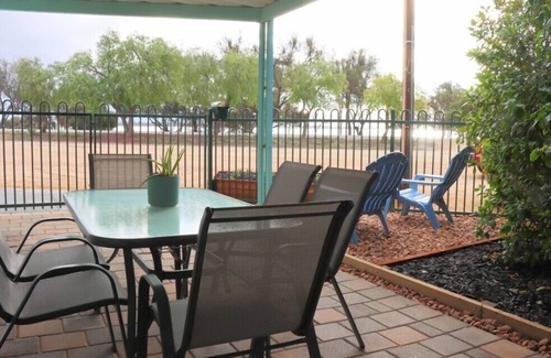 Barmera House | 2 bedroom pet friendly cottage right next to the lake