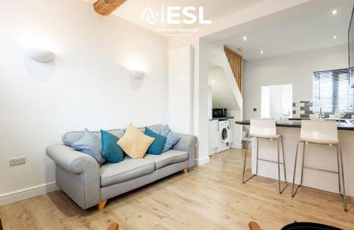 Shrewsbury House | 2 Bedroom Terrace Cottage, Parking, 5 minutes drive to Royal Shrewsbury Hospital