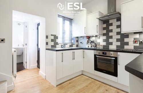 Shrewsbury House | 2 Bedroom Terrace Cottage, Parking, 5 minutes drive to Royal Shrewsbury Hospital