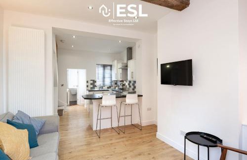 Shrewsbury House | 2 Bedroom Terrace Cottage, Parking, 5 minutes drive to Royal Shrewsbury Hospital