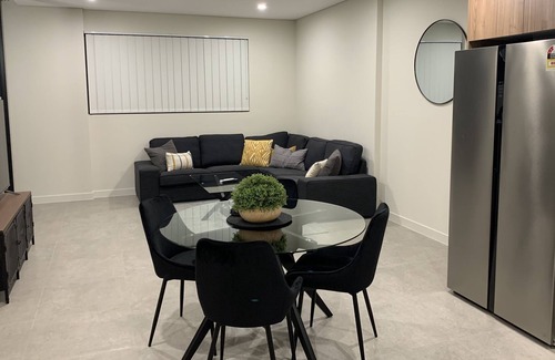 Kingswood Apartment | 2 Bedroom Unit - Wifi -Foxtel - Wheelchair Accessible