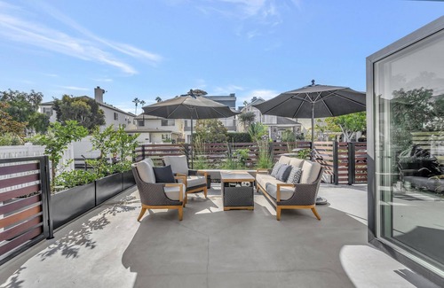 Corona del Mar House | 2-bedroom vacation home walking distance to Fashion Island