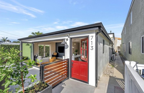 Corona del Mar House | 2-bedroom vacation home walking distance to Fashion Island