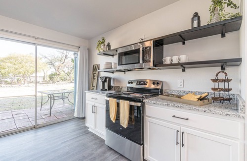 Mahncke Park Apartment | 2-Bedroom with a 'Pearly' view
