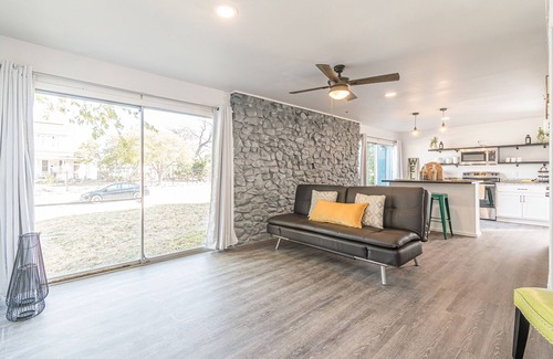 Mahncke Park Apartment | 2-Bedroom with a 'Pearly' view