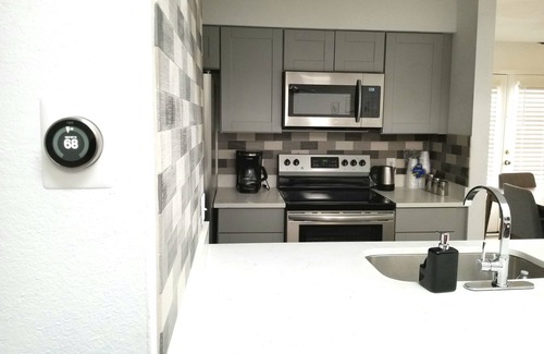 Vickery Meadow Apartment | 2 Bedrooms apt , Pool , SMU & North Park Mall with washer and dryer