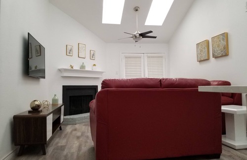 Vickery Meadow Apartment | 2 Bedrooms apt , Pool , SMU & North Park Mall with washer and dryer