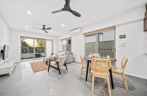 Scarborough House | 2 Bedrooms unit-Walk to Scarborough Beach