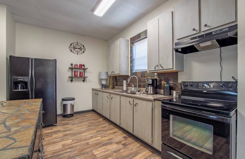Counce House | 2 beds~1 Bath! Centrally located, 5 mins from State Park. Large lot for parking!