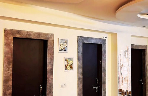 Sigra Apartment | 2 Bhk Apartment with Kitchen, 15 Mins From Kashi Vishwanath Temple & Ghats.