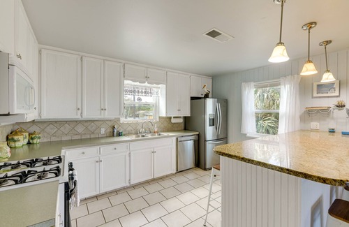 Fulton House | 2 Blocks to Bay: ‘Misty Harbor’ Rockport Home