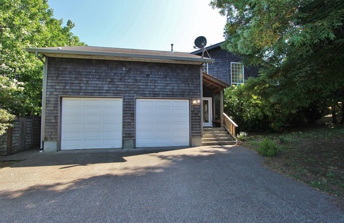 Newport House | 2 Blocks to Bayfront! Sleeps 8, 4 Bed 3 Bath n Availability in September