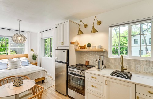 Miami Park Apartment | 2 Blocks to Lake Michigan: Sleek Couple’s Retreat!