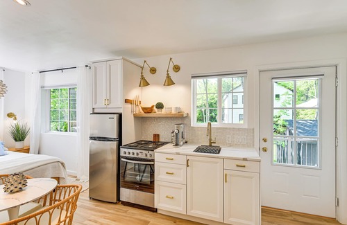 Miami Park Apartment | 2 Blocks to Lake Michigan: Sleek Couple’s Retreat!