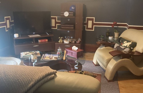 Central Hyde Park Apartment | 2 BR Apt in Historic Mansion, Off-St Parking, Level 2 EV Chrgr, 1 mi to T-Mobile