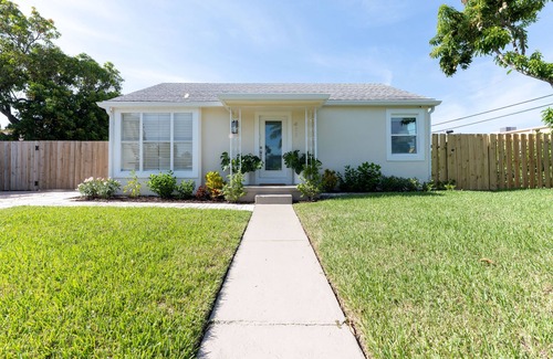 Parker Ridge Cottage | 2 br cottage w/martini pool and large outdoor space. Free parking