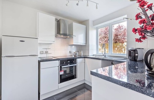 Woolwich Apartment | 2 BR Flat, Dedicated Workspace, Parking, Smart 4KTV