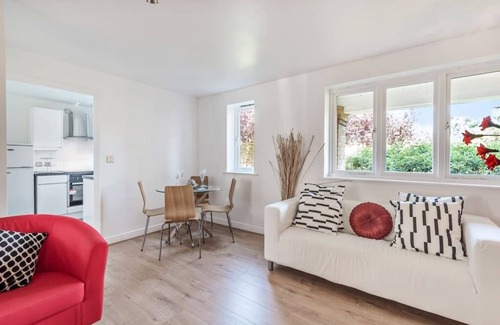 Woolwich Apartment | 2 BR Flat, Dedicated Workspace, Parking, Smart 4KTV