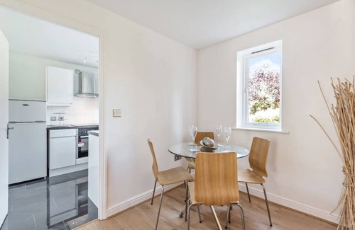 Woolwich Apartment | 2 BR Flat, Dedicated Workspace, Parking, Smart 4KTV