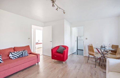 Woolwich Apartment | 2 BR Flat, Dedicated Workspace, Parking, Smart 4KTV