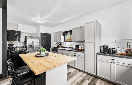 Northeast South Bend House | 2 BR Home 1 mile from Notre Dame! Sleeps 6 people! Not owner occupied.