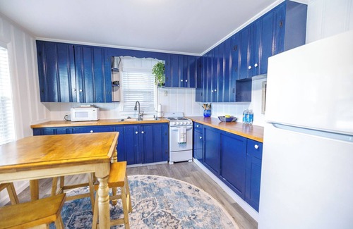 Caine Woods Apartment | 2 BR Lower Condo in North OC/Fenwick
