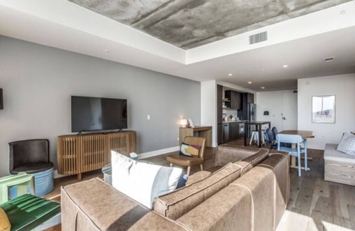 Rainey Street Historic District Apartment | 2 BR Lux Panoramic View | Rainey