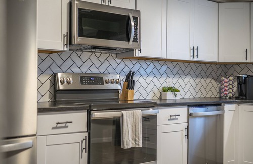 Downtown Apartment | 2-BR Relaxing Suite w/Full Kitchen Near The Momentary & 8th Street Market