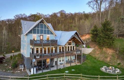 Wolf Laurel House | 2 Cabins & Views for Miles Hot Tubs Pool Table