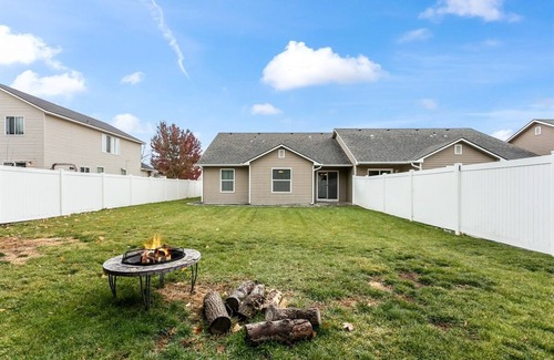 Meridian House | 2 Charming Homes | Private yards | Sleeps 16!