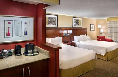 Woburn House | 2 Classy Units! FREE Parking, Pets Allowed, Close to USS Constitution Museum!