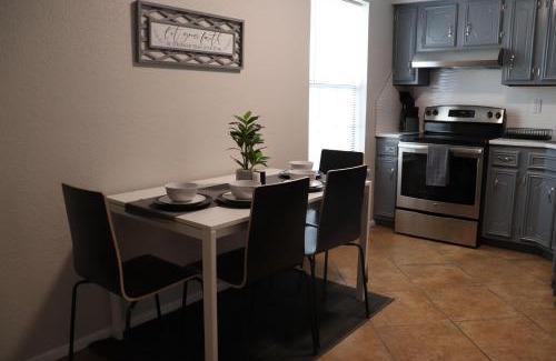 Eagle Pass Apartment | 2 Columns Stay 5