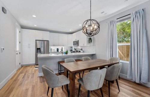 University Hills and Windsor Park House | 2 Combined Homes - Mins 2 ACL/Formula 1/Downtown