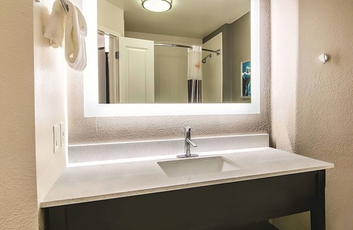 Orlando Hotel | 2 Comfortable Suites w/free breakfast – Ideal for Families Visiting Universal