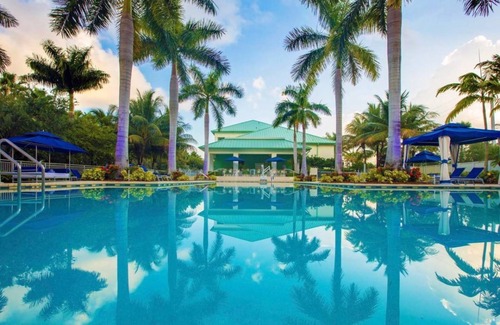 Ludlam House | 2 Convenient Rooms that Close to Everything | Outdoor Swimming Pool + Hot tub