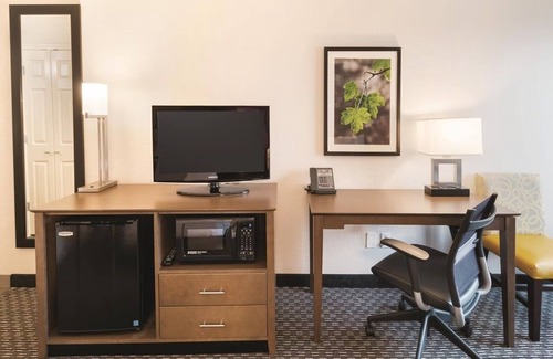Arlington Hotel | 2 Cozy Rooms Just Steps from Six Flags Excitement & Cowboy Legends!