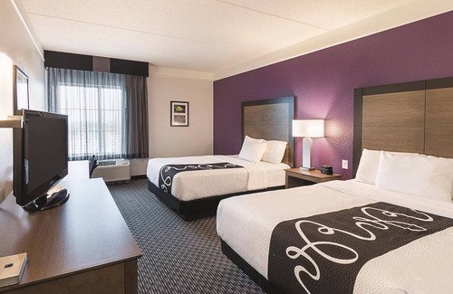 Arlington Hotel | 2 Cozy Rooms Just Steps from Six Flags Excitement & Cowboy Legends!
