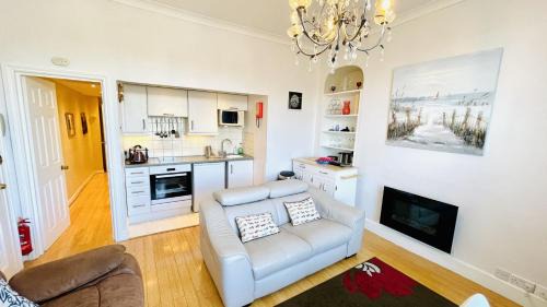 Dartmouth House | 2 Dartview - Close to the Water, River Views, Ground Floor Access