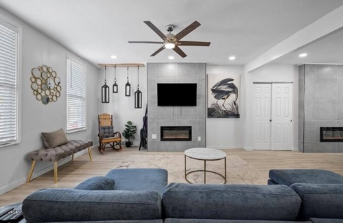 East Allegheny House | 2 Day Flash Sale Huge Downtown Pittsburgh Home Luxe Bedrooms and Baths Sleeps 14