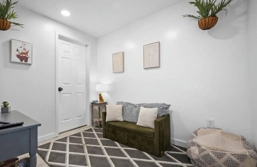 East Allegheny House | 2 Day Flash Sale Huge Downtown Pittsburgh Home Luxe Bedrooms and Baths Sleeps 14