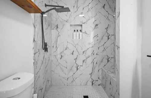 East Allegheny House | 2 Day Flash Sale Huge Downtown Pittsburgh Home Luxe Bedrooms and Baths Sleeps 14