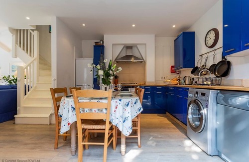 Seaview Cottage | 2 Elgin House - a semi detached house that sleeps 6 guests in 3 bedrooms
