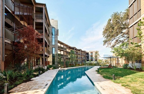 Travis Heights House | 2 Family Rooms w/Seating Area & Balcony | Outdoor Pool & Private Parking