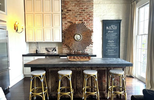Lower Garden District Bed & Breakfast | 2 Floor 1855 Lower Garden District Townhouse with Balcony