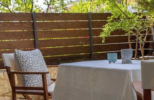 Chania Town House | 2-floor house, free parking, 10 min from city center, for families and groups.