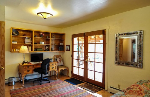 Tyrone House | 2-floor Rural Hillside Serenity Close to Town. Hike and Bike from the House
