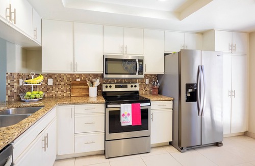 Palm Desert Condo | 2 Guest Rooms on Tee Box #2 Palm Valley CC Includes Tennis & Athletic Membership