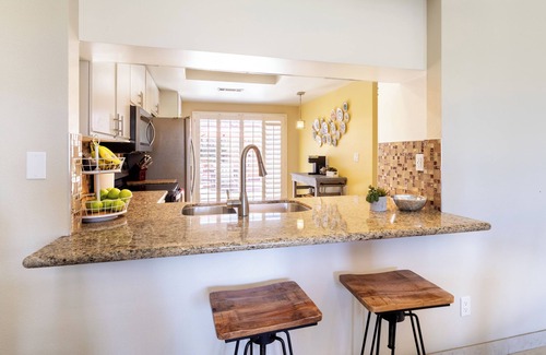 Palm Desert Condo | 2 Guest Rooms on Tee Box #2 Palm Valley CC Includes Tennis & Athletic Membership