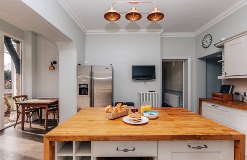 Henley-on-Thames House | 2 Hambleden Place · Waterfront Retreat